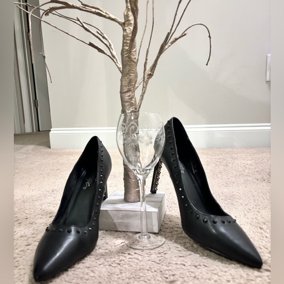 Like new Woman’s Size 11 Black Fergie Helix Pumps - Picture 3 of 5